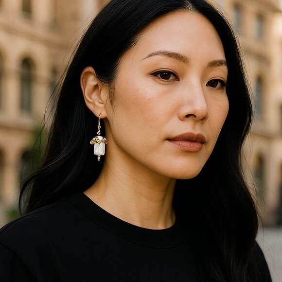 Mother of Pearl Drop earring with white and gold beads - Picture 1 of 4